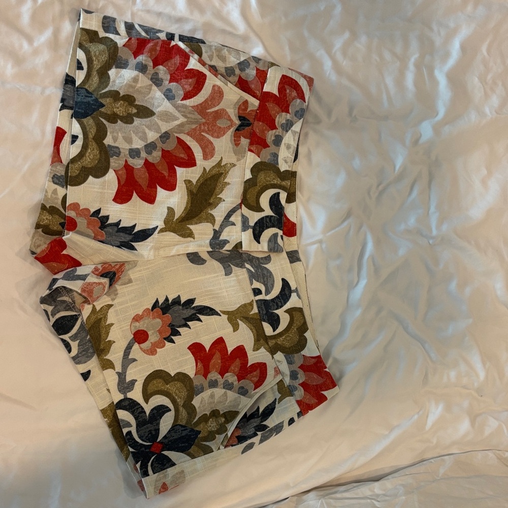 Michelle farmer Elegant Floral Women's Shorts